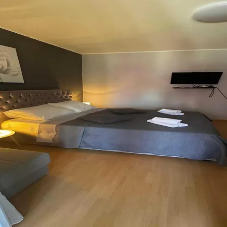 Апартаменты Elegant With Garden Terrace - Two Bedroom