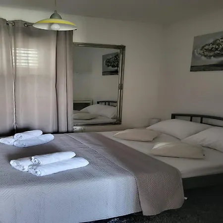 Elegant With Garden Terrace - Two Bedroom * Трогир
