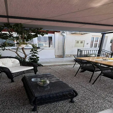 Апартаменты Elegant With Garden Terrace - Two Bedroom *